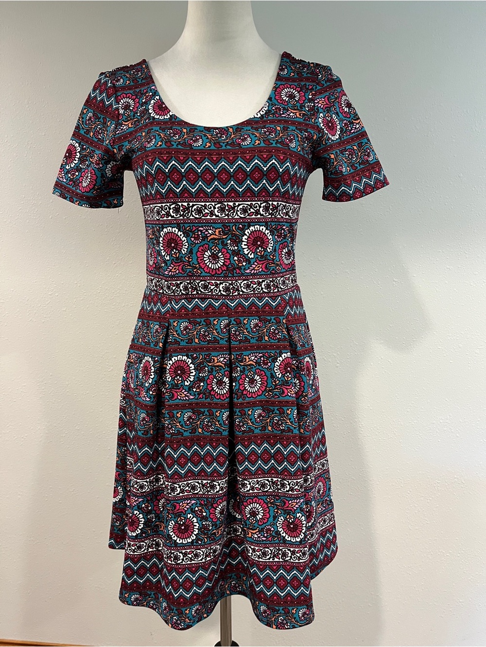 Floral short sleeves Geo a-line mini Dress size small‎